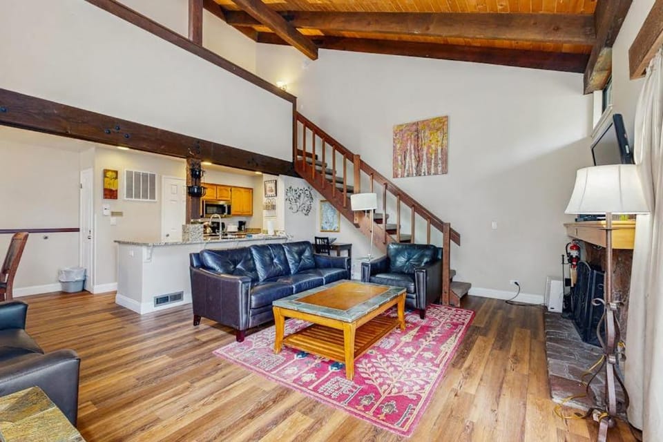 Feel at home in Tahoe with private beach access sauna & lakefront pool House in South Lake Tahoe