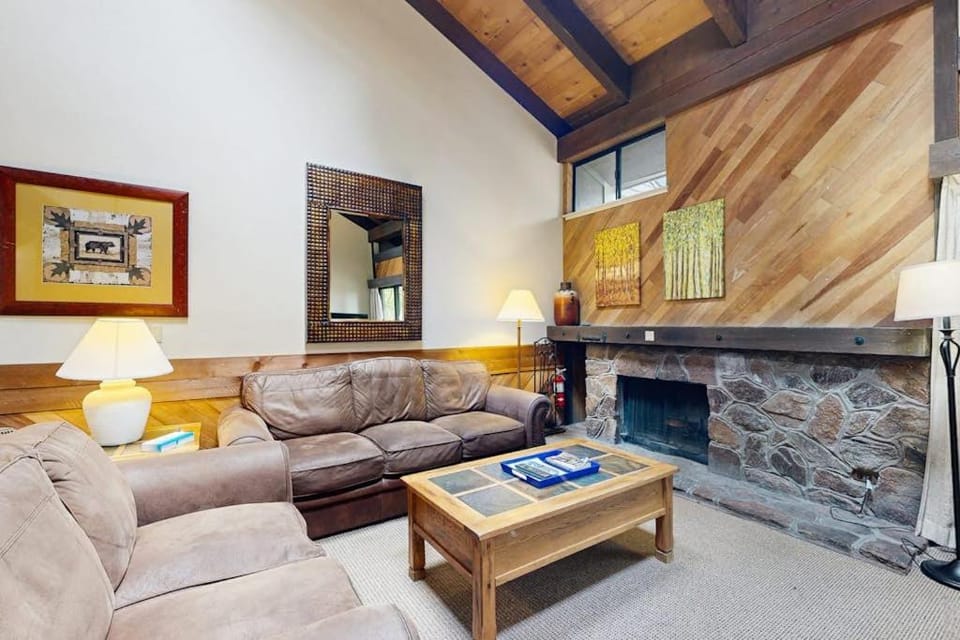 Cozy townhouse with pool access deck fireplace and WiFi House in South Lake Tahoe
