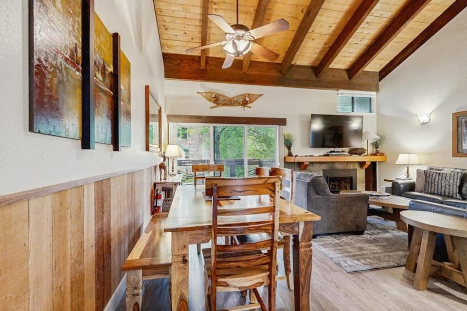 Your gateway to Tahoe with private beach access a lakefront pool & near skiing House in South Lake Tahoe
