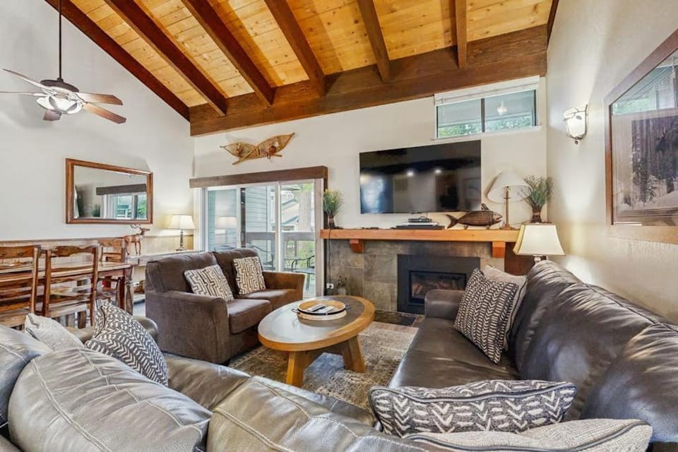 Your gateway to Tahoe with private beach access a lakefront pool & near skiing House in South Lake Tahoe