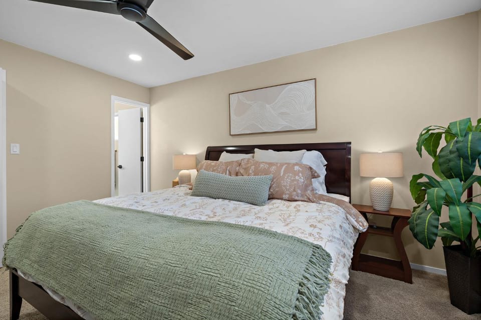 Bed, Photo of the whole room, Bedroom