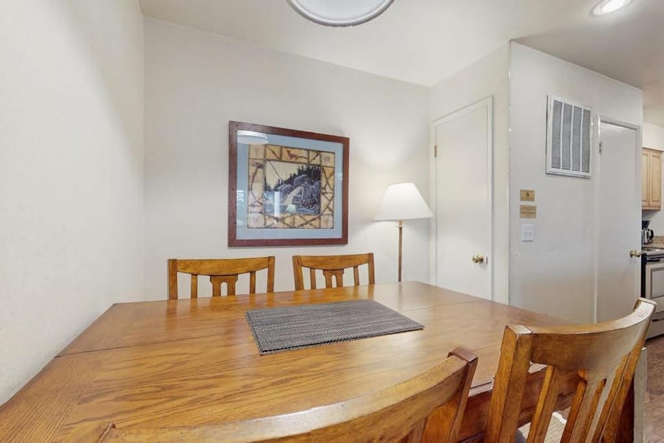 Quintessential Heavenly basecamp at Lakeland Village with amazing amenities House in South Lake Tahoe