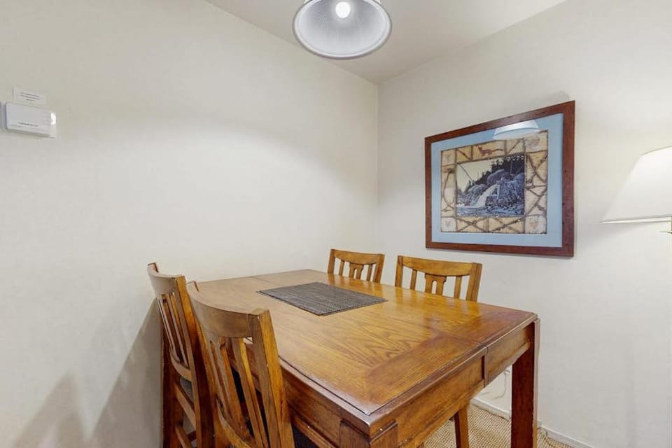 Quintessential Heavenly basecamp at Lakeland Village with amazing amenities House in South Lake Tahoe