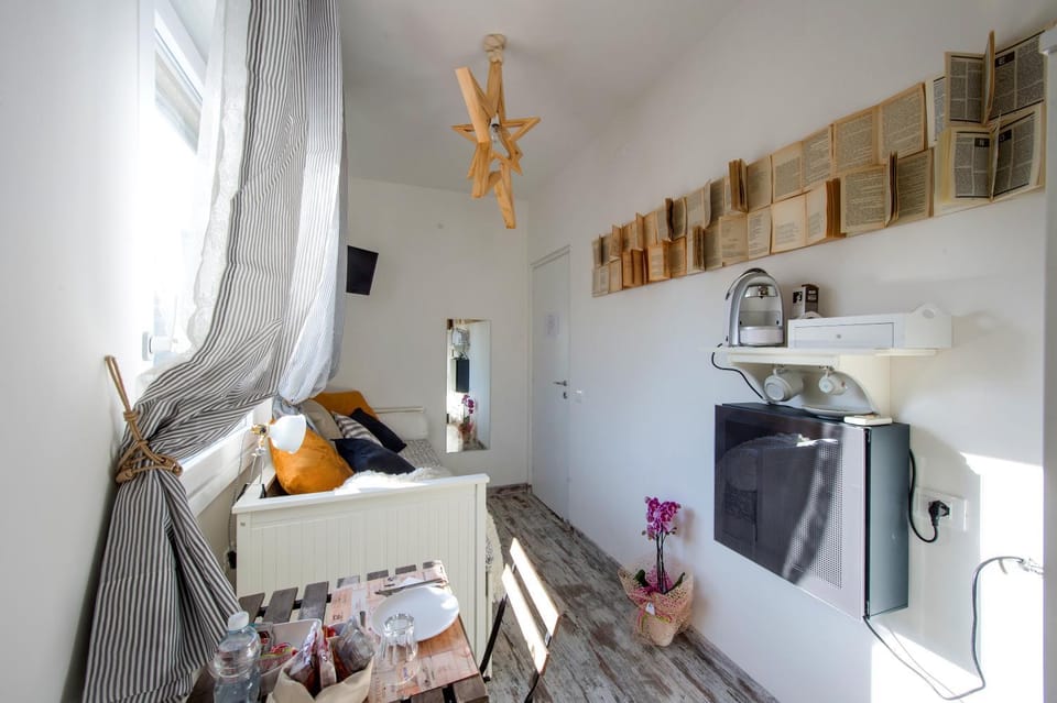 Day, Living room, oven