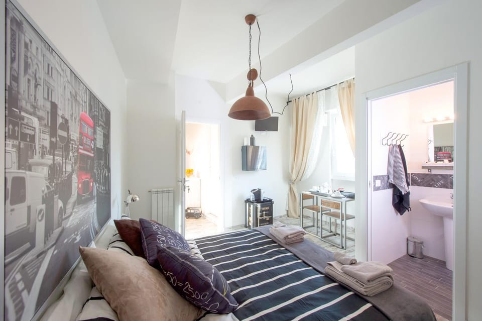 Day, Photo of the whole room, Bedroom, hair dresser