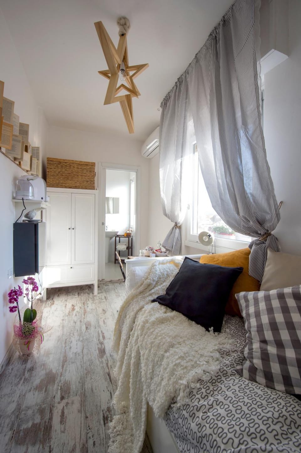 Bed, Day, Living room, Bedroom, wardrobe
