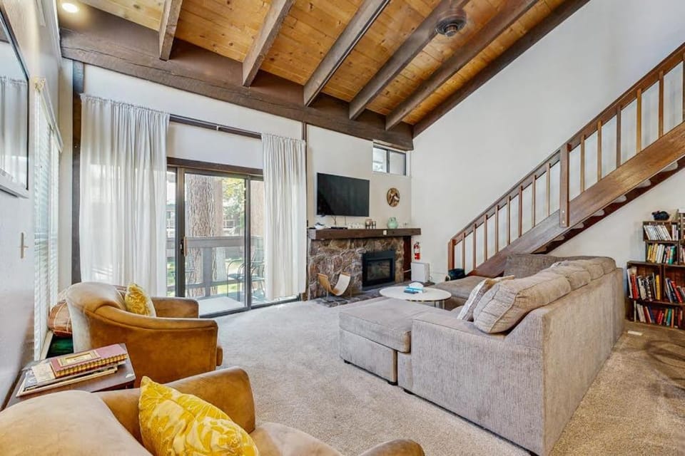 Modern home with pool hot tub & free WiFi - near the lake & ski lifts House in South Lake Tahoe