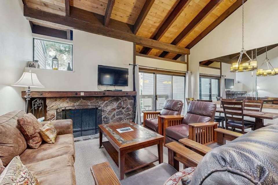 An all-season getaway near Heavenly with private beach access & a lakefront pool House in South Lake Tahoe