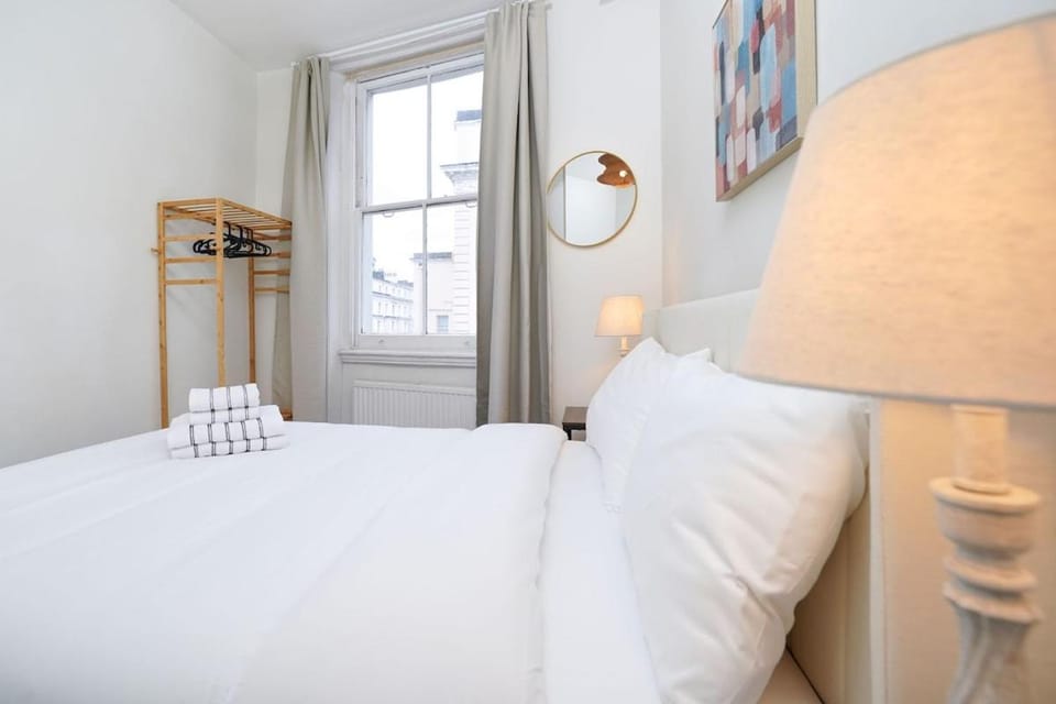 Nottin Hill and Hyde Park - 2-Bedroom Apartment Georgian Townhouse Apartment in City of Westminster