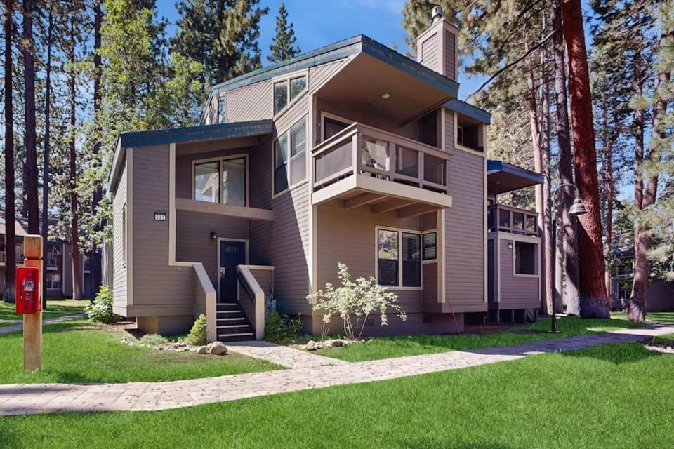 Come for the lake and stay for the pools hot tubs sauna & fireplace House in South Lake Tahoe