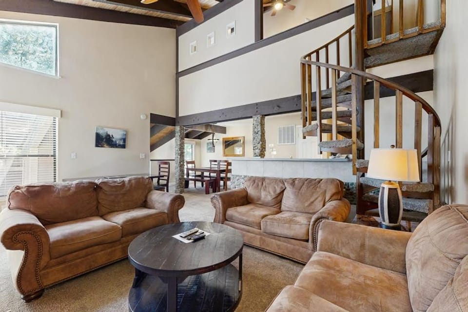 Come for the lake and stay for the pools hot tubs sauna & fireplace House in South Lake Tahoe