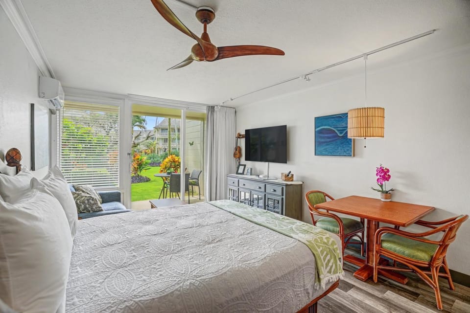 Bed, Seating area, Dining area, Bedroom