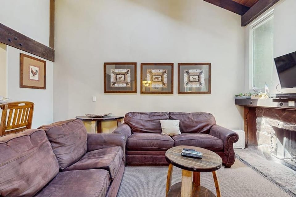 Serene townhome with easy beach lounging and numerous relaxing amenities House in South Lake Tahoe