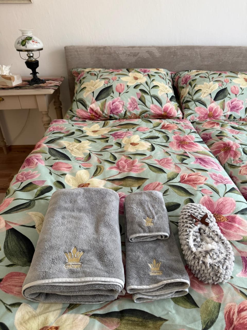 Bed, Bedroom, towels