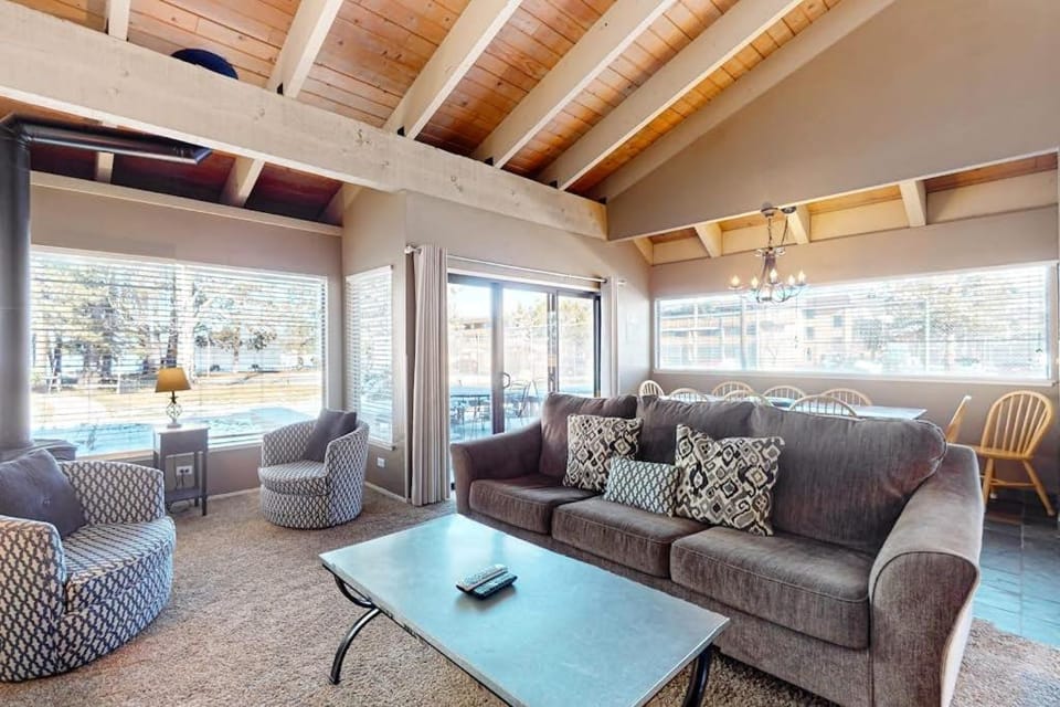 Inviting townhome with serene days on the beach and numerous relaxing amenities House in South Lake Tahoe