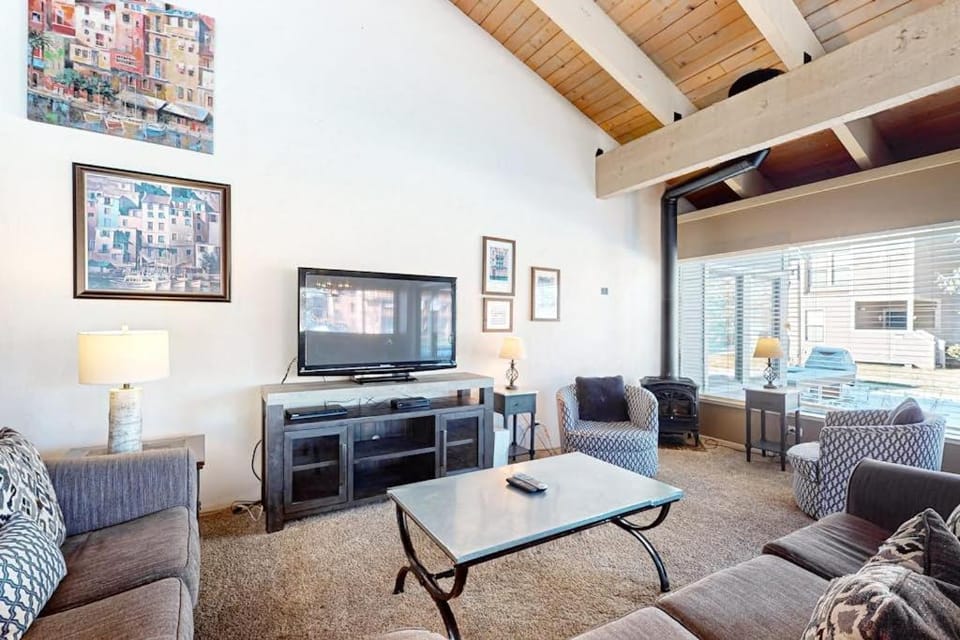 Inviting townhome with serene days on the beach and numerous relaxing amenities House in South Lake Tahoe