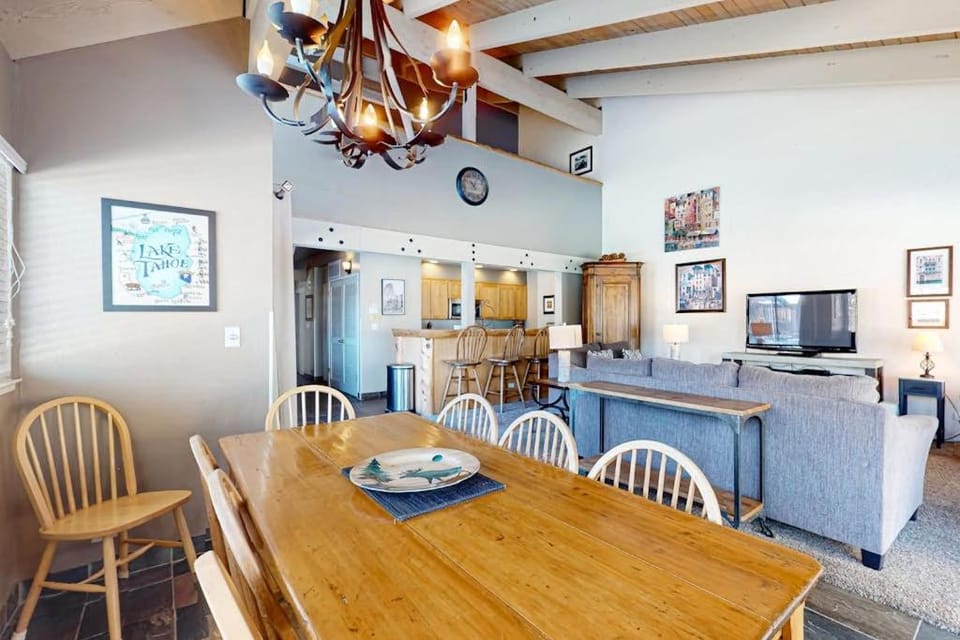 Inviting townhome with serene days on the beach and numerous relaxing amenities House in South Lake Tahoe