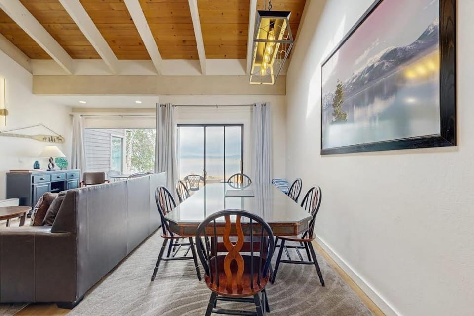 Blissful townhome with gorgeous views of the lake and relaxing amenities House in South Lake Tahoe