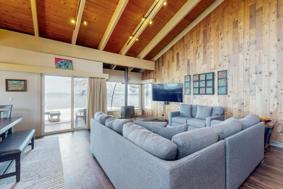 Waterfront townhome with picturesque lake views and a plethora of fun amenities House in South Lake Tahoe