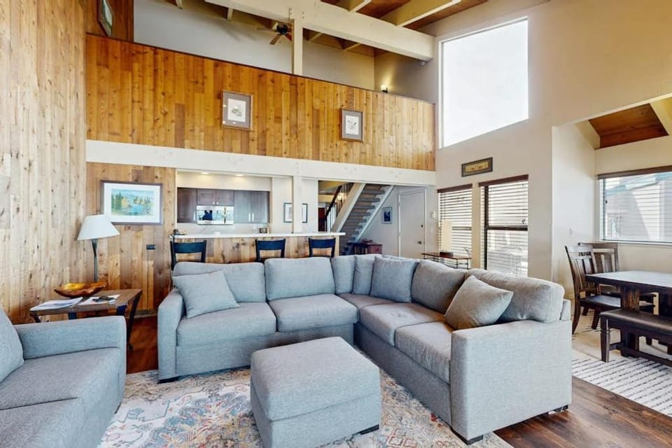 Waterfront townhome with picturesque lake views and a plethora of fun amenities House in South Lake Tahoe