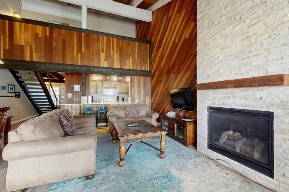Lovely townhome with soothing lake view from the deck and relaxing amenities House in South Lake Tahoe