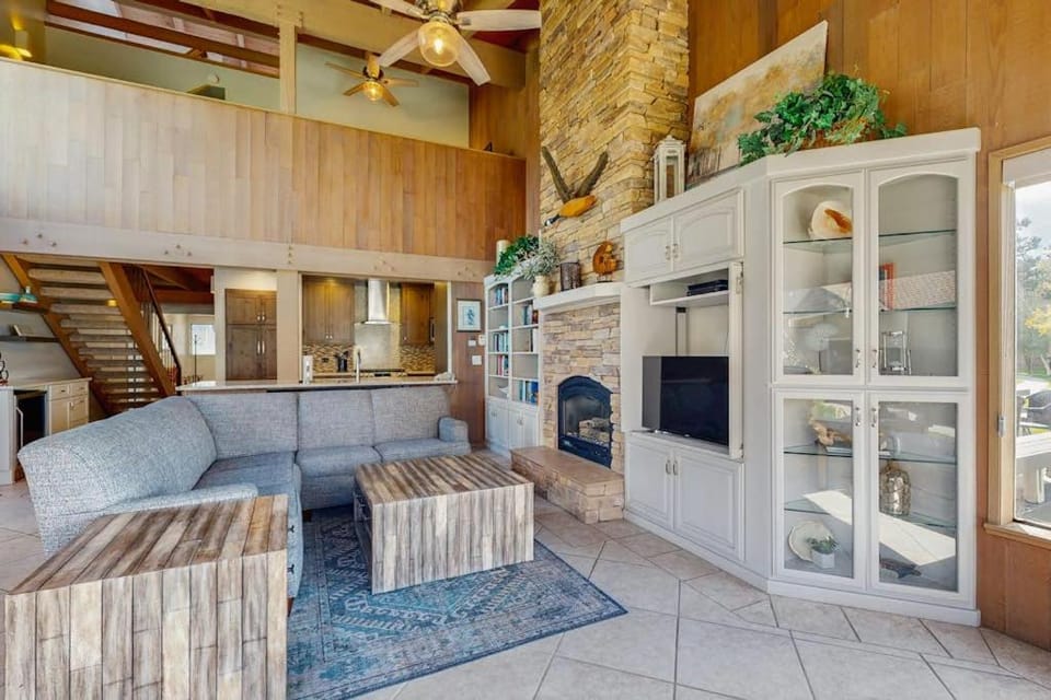 Waterview townhome with two lofts for comfortable lounging and aquatic amenities House in South Lake Tahoe