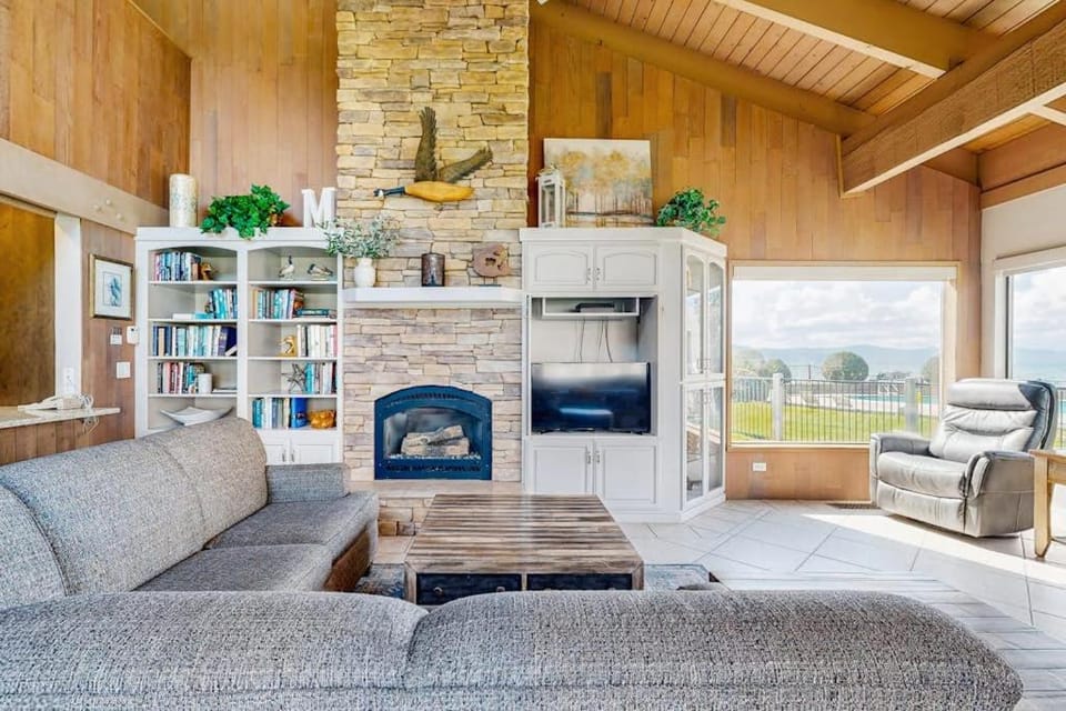Waterview townhome with two lofts for comfortable lounging and aquatic amenities House in South Lake Tahoe