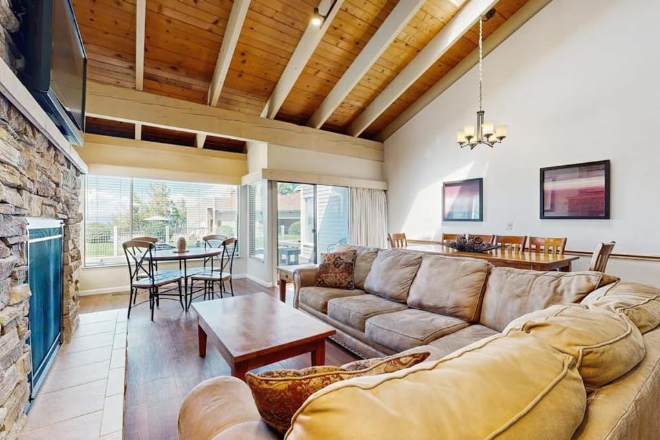 Relaxing townhome with gorgeous views of the water and numerous amenities House in South Lake Tahoe