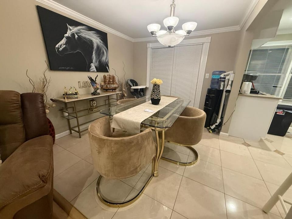 Cozy 3br 1 bath upstairs apt Apartment in Long Island