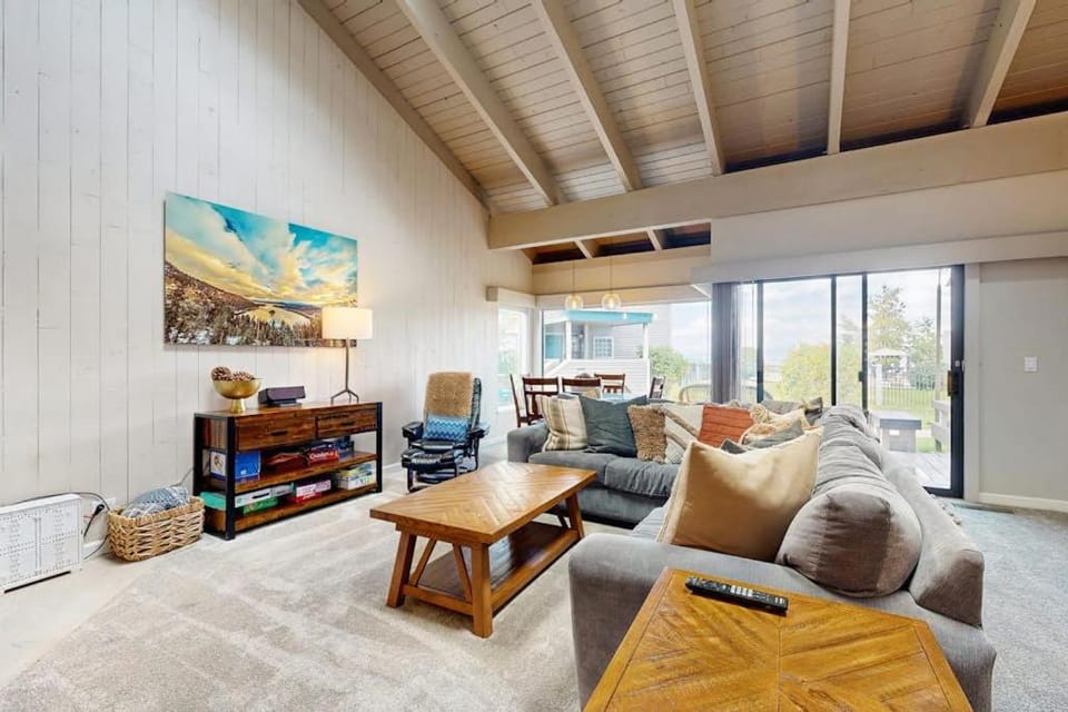 Lakeside modern villa with fireplaces resort amenities grill WD & internet House in South Lake Tahoe