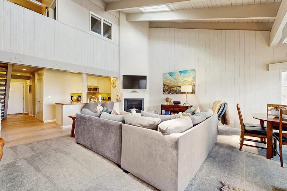 Lakeside modern villa with fireplaces resort amenities grill WD & internet House in South Lake Tahoe