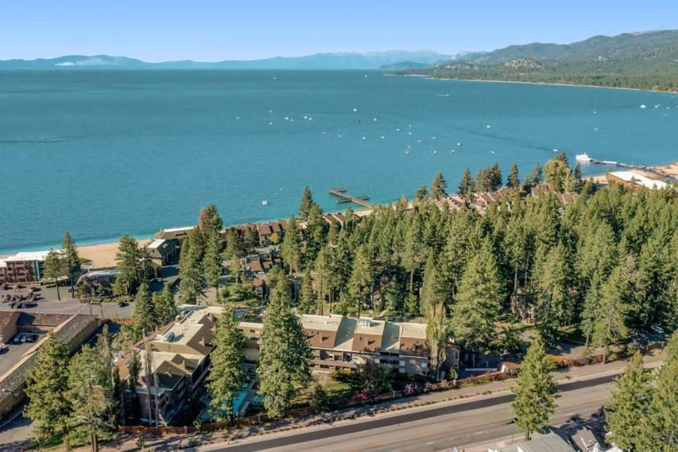 Bright townhome with lazy days on the beach and bountiful relaxing amenities House in South Lake Tahoe