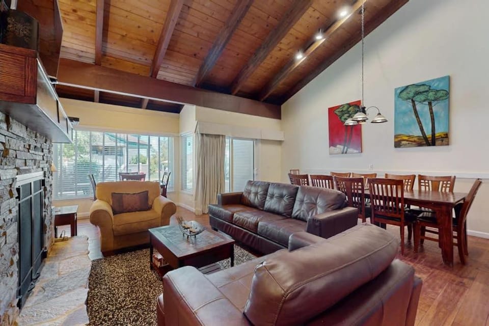 Bright townhome with lazy days on the beach and bountiful relaxing amenities House in South Lake Tahoe