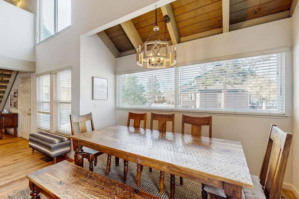 Serene townhome with homey ambience lazy days on the beach and many amenities House in South Lake Tahoe