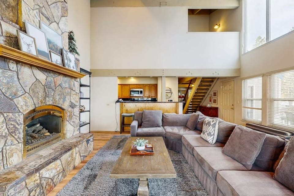 Serene townhome with homey ambience lazy days on the beach and many amenities House in South Lake Tahoe