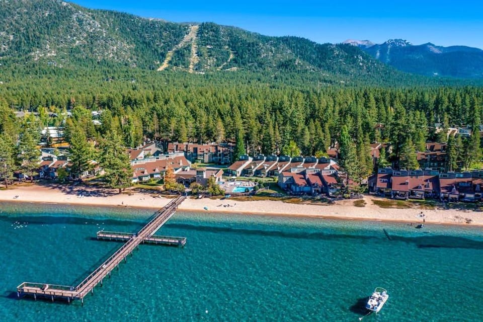 Tranquil townhome with picturesque lake views and an abundance of amenities House in South Lake Tahoe