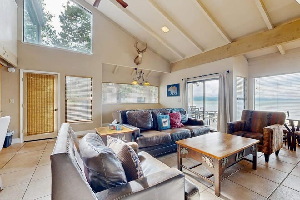 Tranquil townhome with picturesque lake views and an abundance of amenities House in South Lake Tahoe