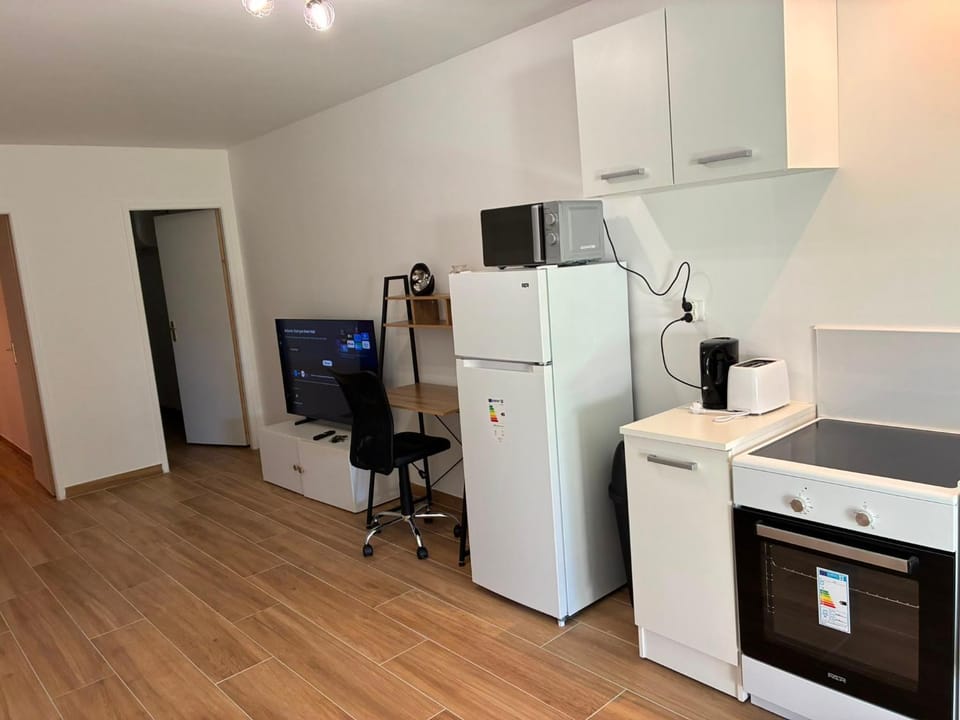 microwave, minibar