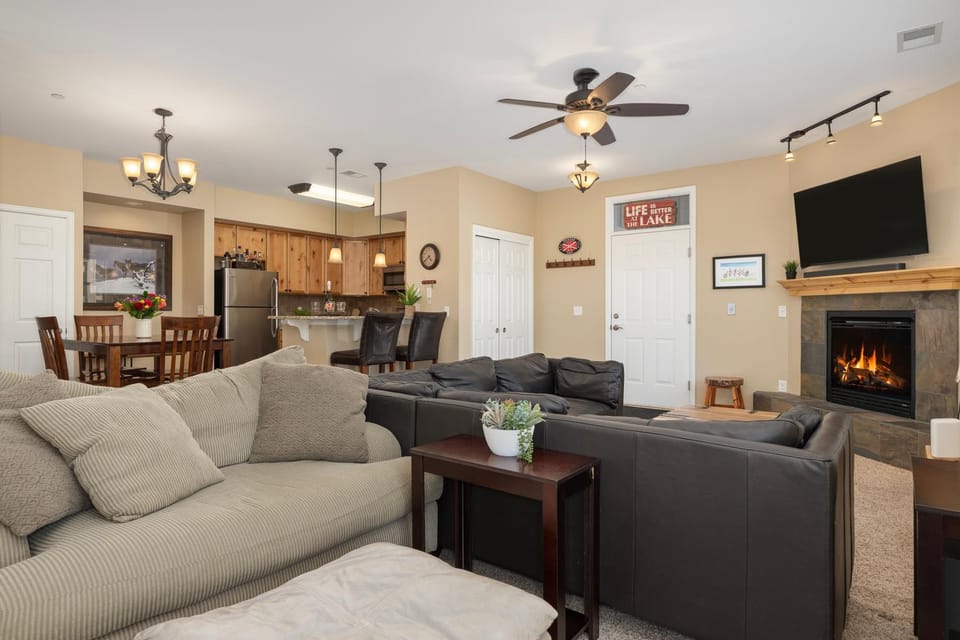 TV and multimedia, Kitchen or kitchenette, Living room, Seating area, Dining area, fireplace, furniture