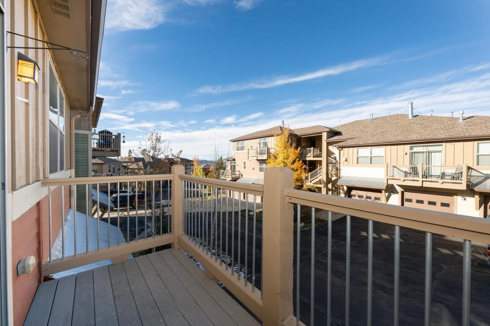 Day, Neighbourhood, Balcony/Terrace, Autumn, Quiet street view