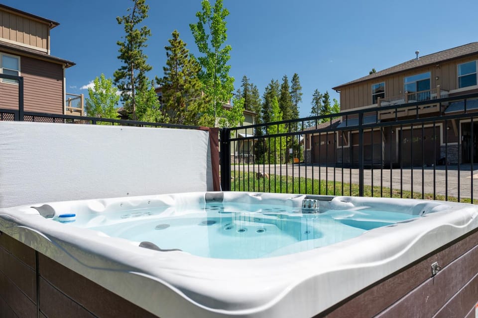 Patio, Day, Hot Tub