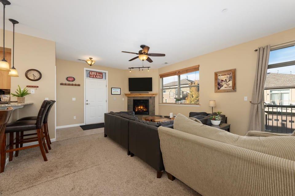 Day, TV and multimedia, Living room, Seating area, fireplace, furniture