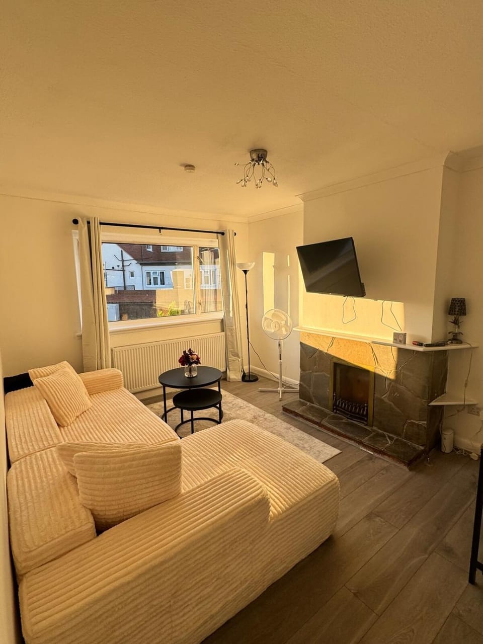 Stylish 3BR Maisonette Near London House in London