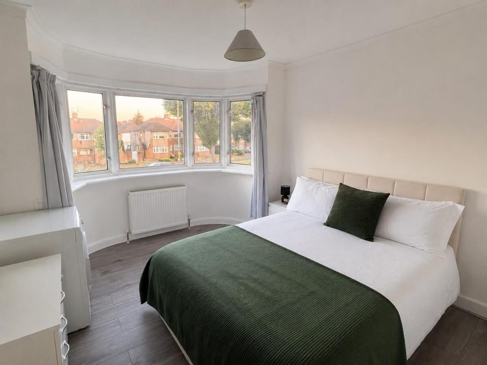 Stylish 3BR Maisonette Near London House in London