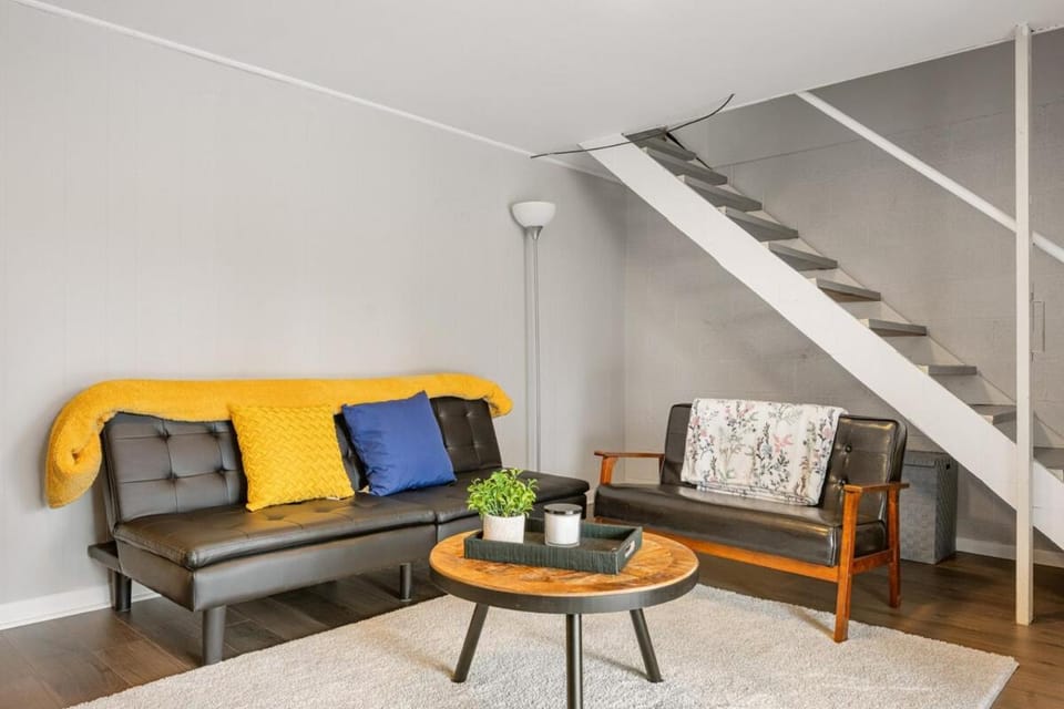 Cozy Modern Stay Near Pro Football Hall of Fame And CAK Airport Apartment in Ohio