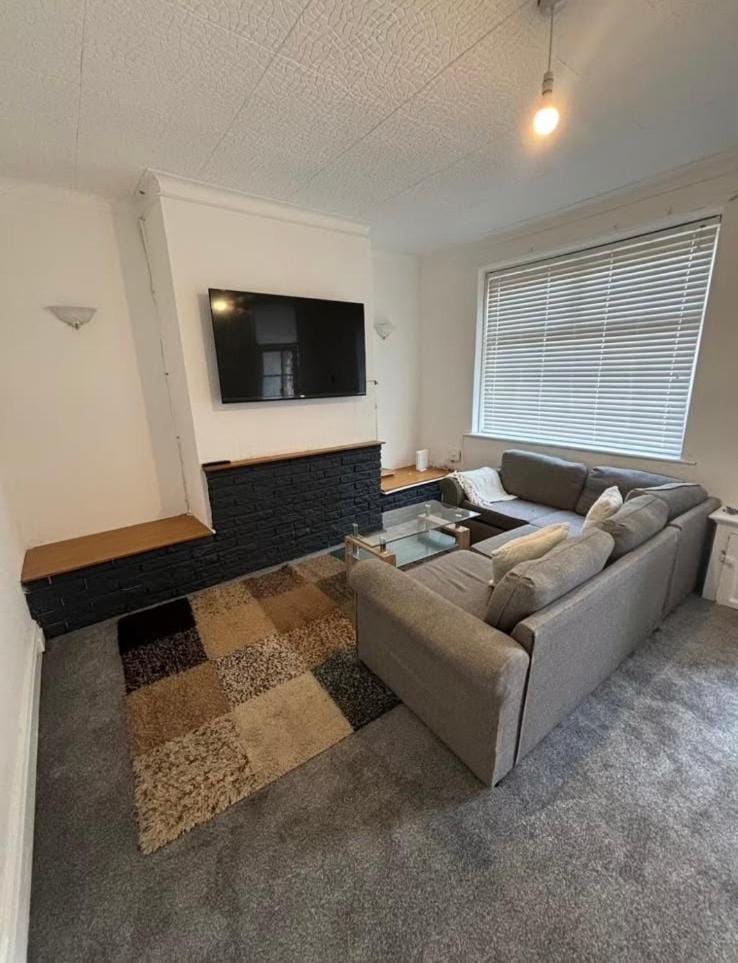 Spacious 3 Bedroom Home Near Oldham Town Centre & Hospital House in Oldham