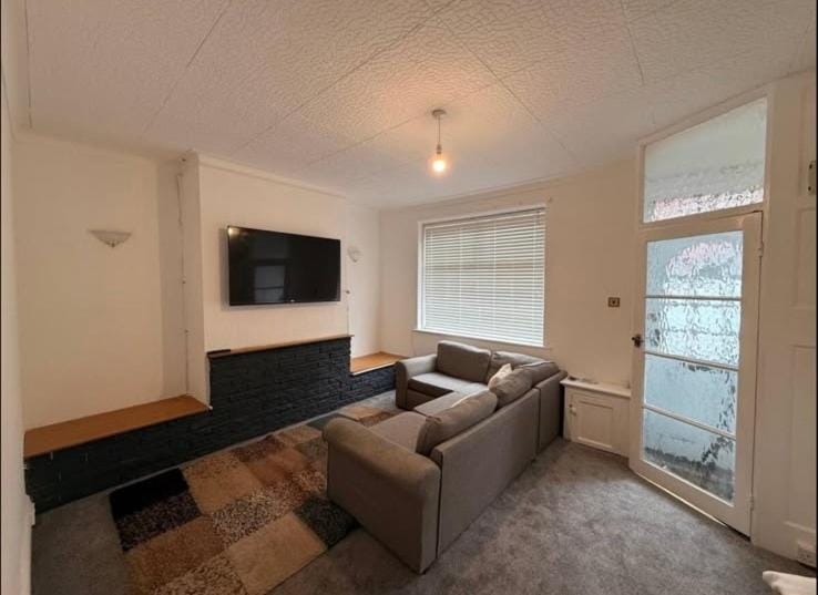 Spacious 3 Bedroom Home Near Oldham Town Centre & Hospital House in Oldham