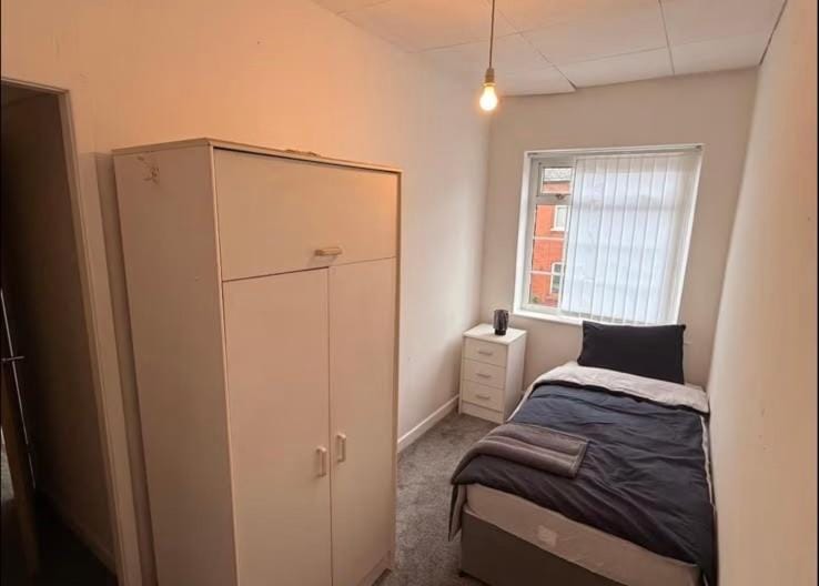 Spacious 3 Bedroom Home Near Oldham Town Centre & Hospital House in Oldham