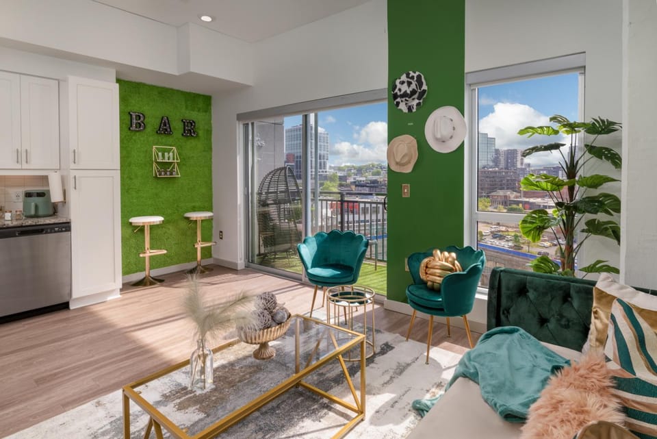 DT Nashville l walk to broadway l rooftop pool Apartment in The Gulch