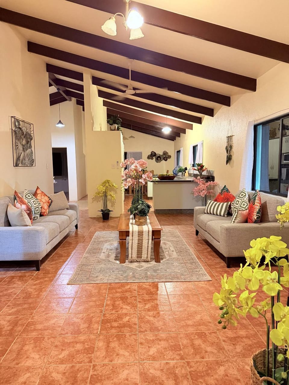 Mountain Views, 3BR Family Home, Near Muri Beach House in Takitumu District
